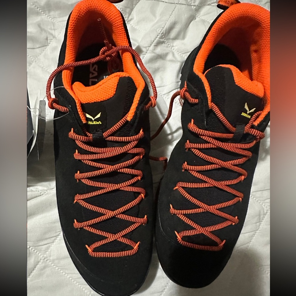 Salewa Men's Wildfire Leather climbing approach shoes in Black/Fluo Orange sz 9